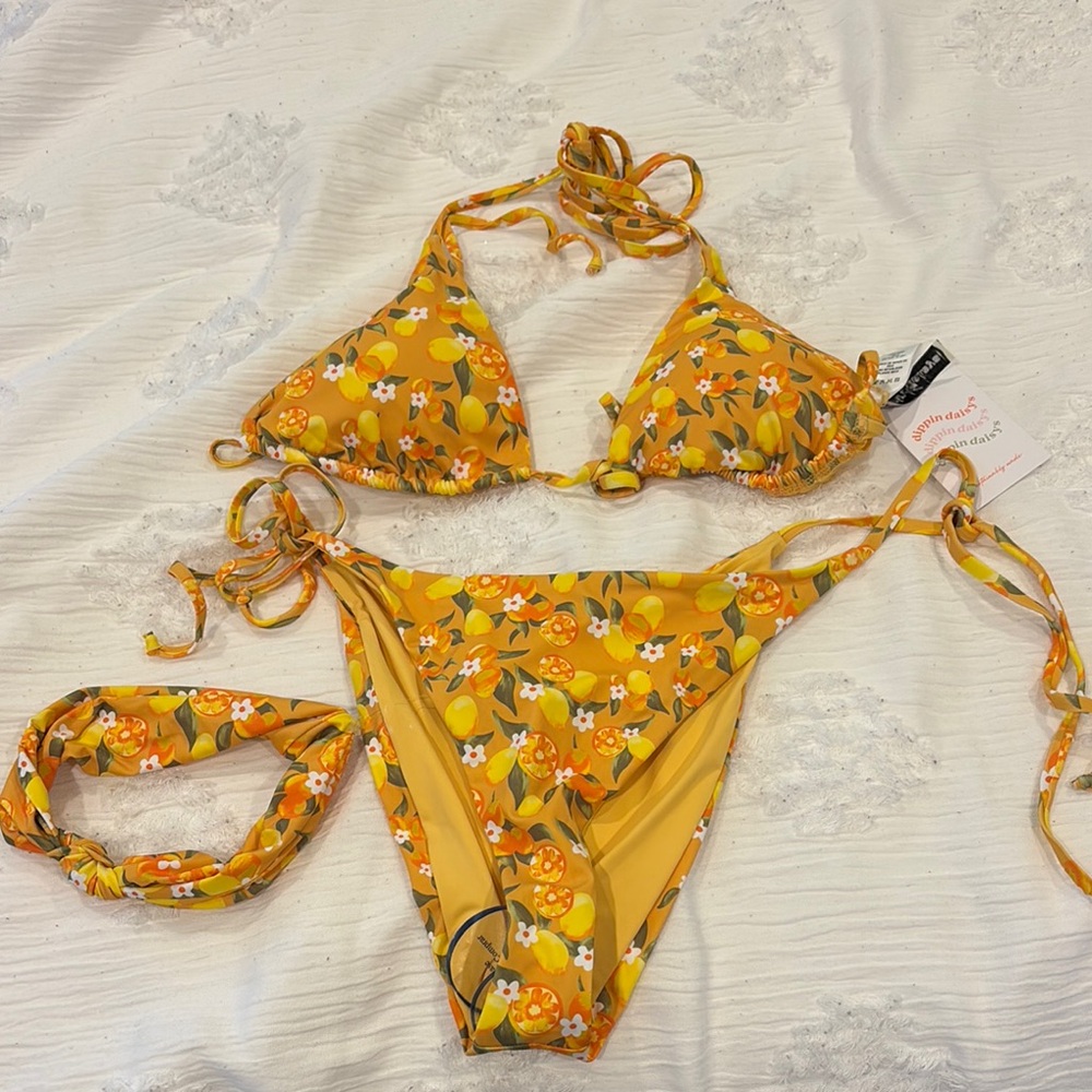 Dippin Daisy’s 3 piece bikini NWT size L